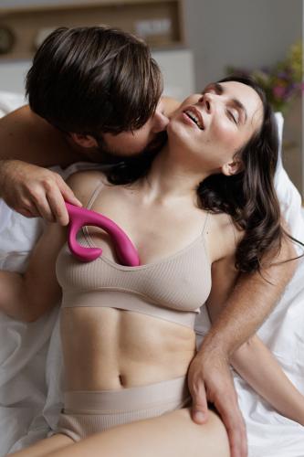 Nova 2 App-Controlled Rabbit | We-Vibe — Pink
